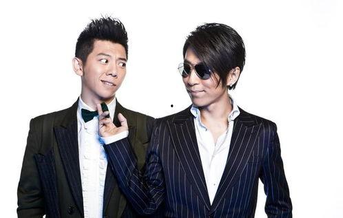 娱乐圈中两个男人吃瓜,是友情升温还是另有隐情？